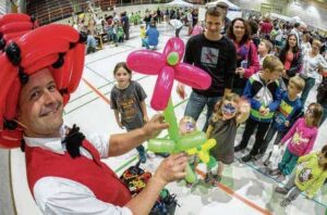 Der Ballonküstler beim Weltkindertag in Aalen