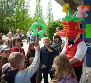 Ballonkünstler für Geschäftseröffnung buchen